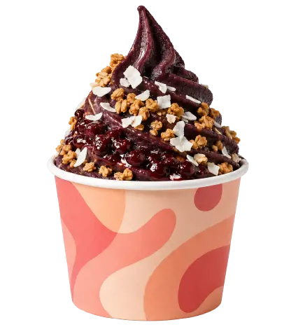 Dessert stile açaí con granola, scaglie di cocco e salsa ai frutti di bosco