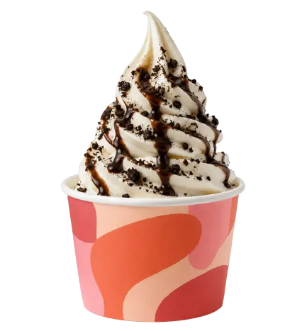 Gelato soft serve alla vaniglia con salsa al cioccolato e briciole di biscotto