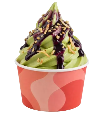 Gelato soft serve al pistacchio con salsa ai frutti di bosco e frutta secca