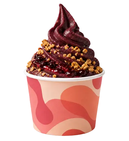 Dessert stile açaí con granola e salsa ai frutti di bosco
